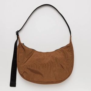 NWOT BAGGU MEDIUM CRESCENT IN BROWN